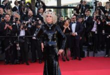 Απαστράπτουσα-η-Τζέιν-Φόντα-στο-79ο-Φεστιβάλ-Καννών:-Με-τουαλέτα-gucci-και-φουλ-στην-παγιέτα