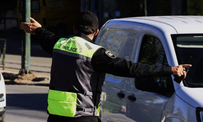 Παλαιό-Φάληρο:-Τροχαίο-με-μπετονιέρα-που-προσέκρουσε-σε-κολώνα-–-Διακόπηκε-η-κυκλοφορία-στη-Λεωφόρο-Αμφιθέας