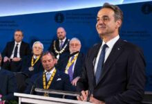 «Ό,τι-χρειαστεί-για-το-ευρώ»:-Βράβευση-του-Ντράγκι-με-ομιλητές-Μερτς,-Λαγκάρντ-και-Μητσοτάκη