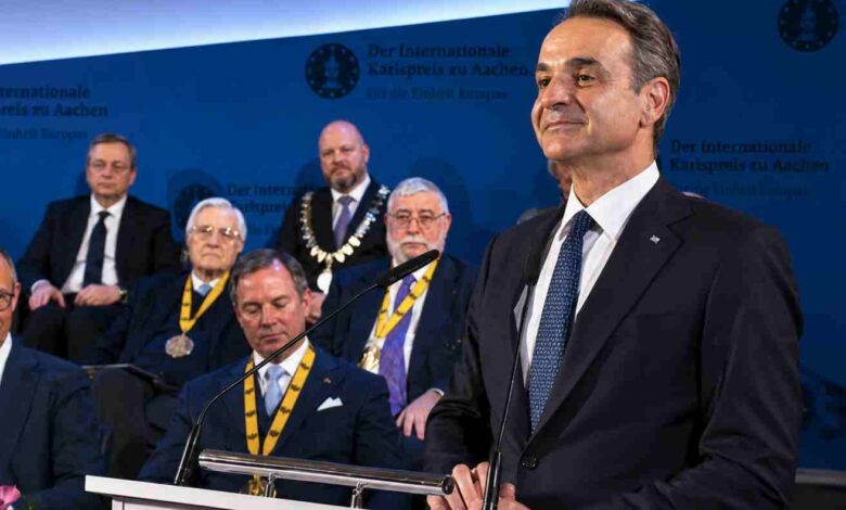 «Ό,τι-χρειαστεί-για-το-ευρώ»:-Βράβευση-του-Ντράγκι-με-ομιλητές-Μερτς,-Λαγκάρντ-και-Μητσοτάκη