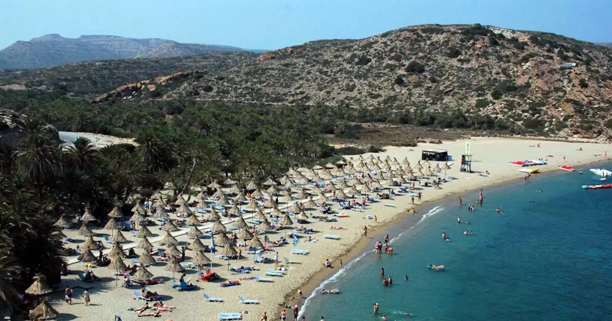 oι-624-παραλίες-της-Ελλάδας-με-Γαλάζια-Σημαία-για-το-2026-–-Δείτε-τις-17-καλύτερες-ακτές-της-Αττικής