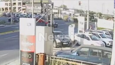Πικέρμι:-Καρέ-–-καρέ-η-τρελή-πορεία-αυτοκινήτου-που-καρφώθηκε-σε-εξωτερικό-χώρο-μαγαζιού