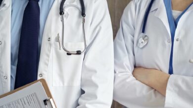 Έγραφαν-«μαϊμού»-φυσικοθεραπείες-και-θησαύριζαν-σε-βάρος-του-ΕΟΠΥΥ-–-Με-χειροπέδες-2-ορθοπεδικοί-και-ένας-φυσικοθεραπευτής-στον-Πειραιά