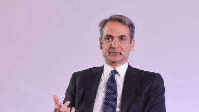 Αυλαία-για-το-συνέδριο-της-ΝΔ:-«Η-Ελλάδα-του-2030»-του-Κυριάκου-Μητσοτάκη,-η-απουσία-Καραμανλή-και-η-απάντηση-στους-αμφισβητίες