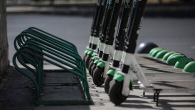 Απίστευτο-σκηνικό-στη-Θεσσαλονίκη:-Συνελήφθη-17χρονος-για-παράνομη-μεταφορά-μεταναστών-με-πατίνι