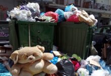 Θεσσαλονίκη:-Φέρετρο,-βάρκα-ως-αντιδραστήρια-αιματολογικών-τεστ-–-Τα-πιο-παράξενα-αντικείμενα-που-μάζεψαν-από-κάδους-σκουπιδιών