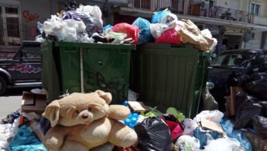 Θεσσαλονίκη:-Φέρετρο,-βάρκα-ως-αντιδραστήρια-αιματολογικών-τεστ-–-Τα-πιο-παράξενα-αντικείμενα-που-μάζεψαν-από-κάδους-σκουπιδιών