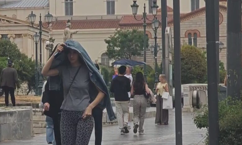 Βροχερός-καιρός-και-αφρικανική-σκόνη-στην-Αθήνα-–-«Ξέθαψαν»-τις-ομπρέλες-κάτοικοι-και-τουρίστες