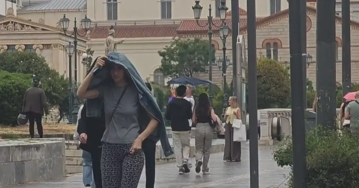 Βροχερός-καιρός-και-αφρικανική-σκόνη-στην-Αθήνα-–-«Ξέθαψαν»-τις-ομπρέλες-κάτοικοι-και-τουρίστες