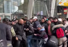 Χάος-στην-Ιταλία:-Πελάτες-«έπαιξαν»-μπουνιές-στην-προσπάθεια-να-αγοράσουν-ρολόγια-royal-pop-της-swatch-και-της-audemars-piguet