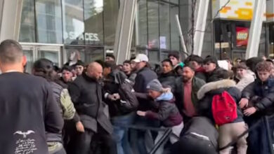 Χάος-στην-Ιταλία:-Πελάτες-«έπαιξαν»-μπουνιές-στην-προσπάθεια-να-αγοράσουν-ρολόγια-royal-pop-της-swatch-και-της-audemars-piguet