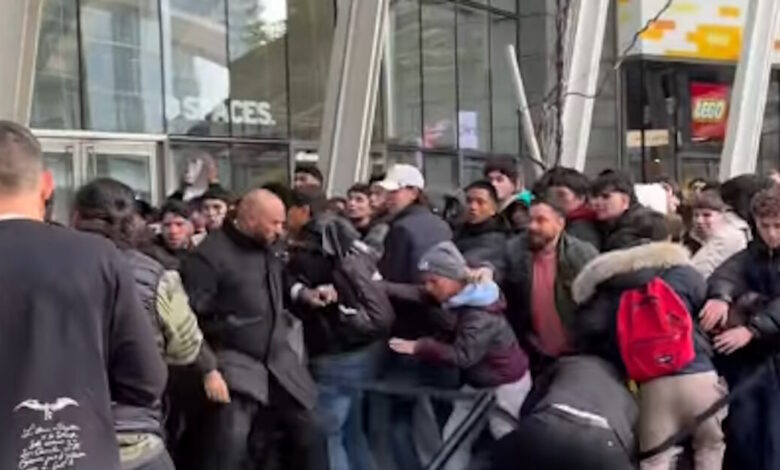 Χάος-στην-Ιταλία:-Πελάτες-«έπαιξαν»-μπουνιές-στην-προσπάθεια-να-αγοράσουν-ρολόγια-royal-pop-της-swatch-και-της-audemars-piguet