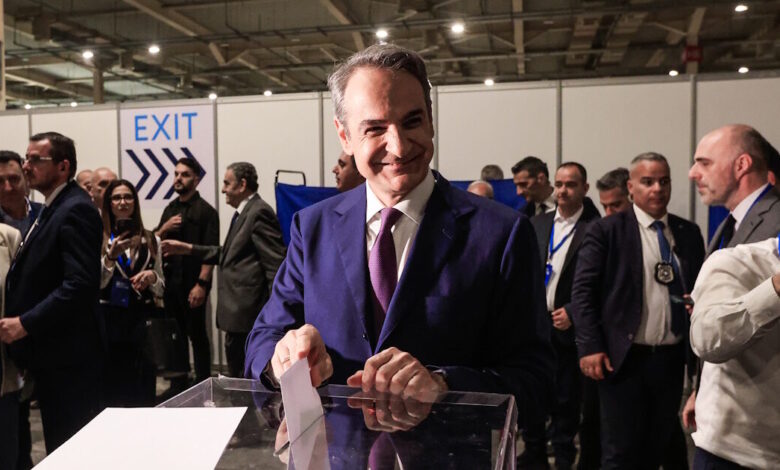 backstage-βίντεο-Μητσοτάκη-από-το-συνέδριο-της-ΝΔ-–-Οι-selfies-και-η-λακ-στον-γιο-του-Κωνσταντίνο