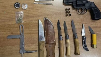 Αργυρούπολη:-Χειροπέδες-σε-50χρονο-για-πιστόλι,-μαχαίρια-και-σουγιάδες-στο-αυτοκίνητό-του