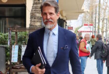 Ο-Παύλος-Ντε-Γκρες-σε-δεξίωση-του-βασιλιά-Καρόλου-στο-Μπάκιγχαμ 