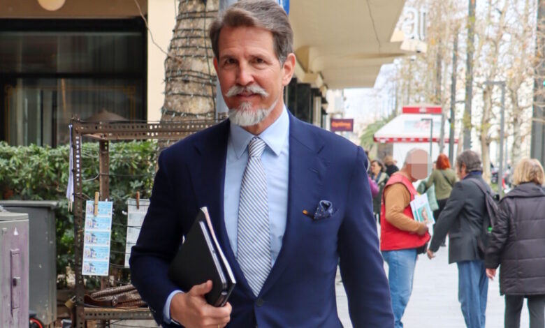 Ο-Παύλος-Ντε-Γκρες-σε-δεξίωση-του-βασιλιά-Καρόλου-στο-Μπάκιγχαμ 