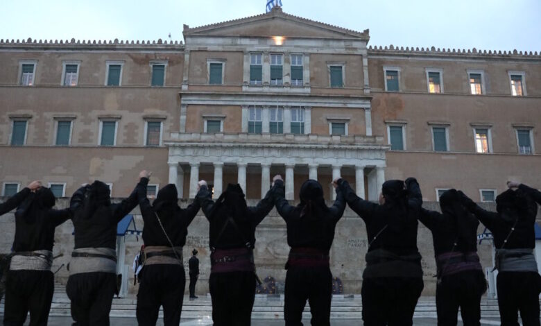 Γενοκτονία-των-Ποντίων:-Ο-περήφανος-χορός-υπό-σφοδρή-βροχή-στο-Σύνταγμα-–-Κορυφώθηκαν-οι-εκδηλώσεις-μνήμης