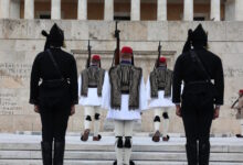 Γενοκτονία-των-Ποντίων:-Αλλαγή-φρουράς-με-Εύζωνες-να-φορούν-την-παραδοσιακή-ποντιακή-φορεσιά