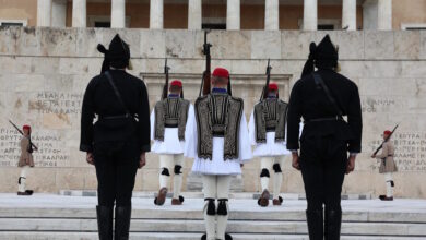 Γενοκτονία-των-Ποντίων:-Αλλαγή-φρουράς-με-Εύζωνες-να-φορούν-την-παραδοσιακή-ποντιακή-φορεσιά
