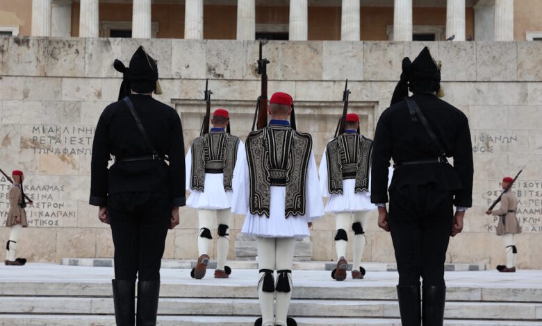 Γενοκτονία-των-Ποντίων:-Αλλαγή-φρουράς-με-Εύζωνες-να-φορούν-την-παραδοσιακή-ποντιακή-φορεσιά