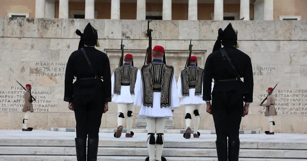 Γενοκτονία-των-Ποντίων:-Αλλαγή-φρουράς-με-Εύζωνες-να-φορούν-την-παραδοσιακή-ποντιακή-φορεσιά