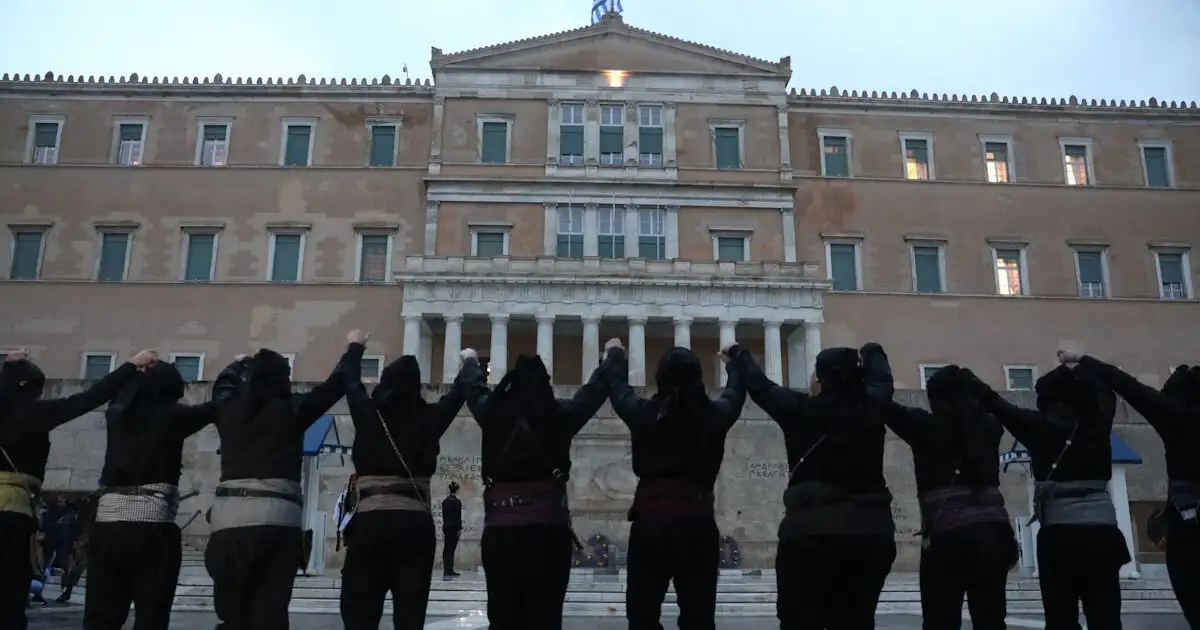 Γενοκτονία-των-Ποντίων:-Ο-περήφανος-χορός-υπό-σφοδρή-βροχή-στο-Σύνταγμα-–-Κορυφώθηκαν-οι-εκδηλώσεις-μνήμης