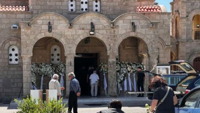 Ρόδος:-Οδύνη-στην-κηδεία-της-57χρονης-μητέρας-και-της-26χρονης-κόρης-της-που-σκοτώθηκαν-στο-τροχαίο