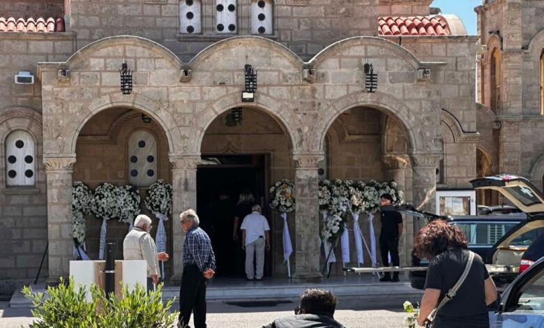 Ρόδος:-Οδύνη-στην-κηδεία-της-57χρονης-μητέρας-και-της-26χρονης-κόρης-της-που-σκοτώθηκαν-στο-τροχαίο