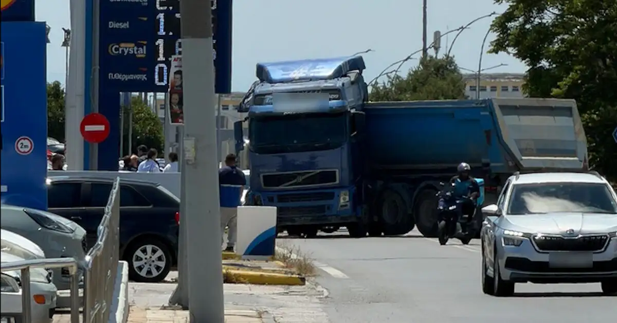 Άγιος-Στέφανος:-Νεκρός-οδηγός-μηχανής-σε-τροχαίο-–-«Δίπλωσε»-νταλίκα-και-τον-χτύπησε