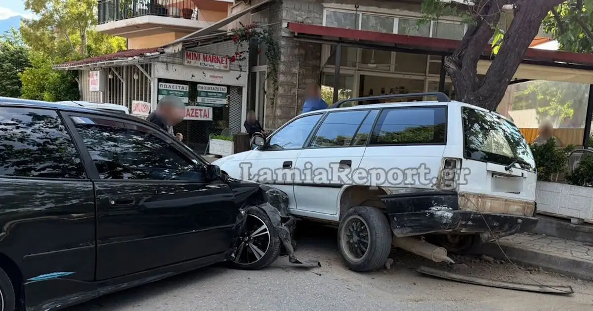 Τροχαίο-στη-Λαμία:-Αυτοκίνητο-«καρφώθηκε»-σε-παρκαρισμένο,-βίντεο-και-φωτογραφίες