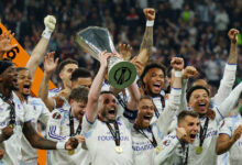 Η-απονομή-του-europa-league-στην-Άστον-Βίλα:-o-Τζον-ΜακΓκίν-σήκωσε-το-τρόπαιο-στον-ουρανό-της-Κωνσταντινούπολης