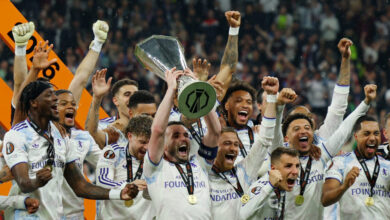 Η-απονομή-του-europa-league-στην-Άστον-Βίλα:-o-Τζον-ΜακΓκίν-σήκωσε-το-τρόπαιο-στον-ουρανό-της-Κωνσταντινούπολης