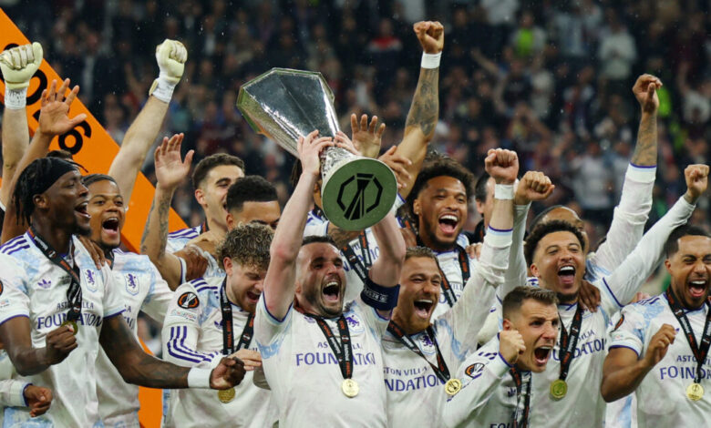 Η-απονομή-του-europa-league-στην-Άστον-Βίλα:-o-Τζον-ΜακΓκίν-σήκωσε-το-τρόπαιο-στον-ουρανό-της-Κωνσταντινούπολης