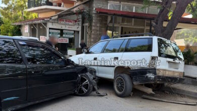 Τροχαίο-στη-Λαμία:-Αυτοκίνητο-«καρφώθηκε»-σε-παρκαρισμένο,-βίντεο-και-φωτογραφίες