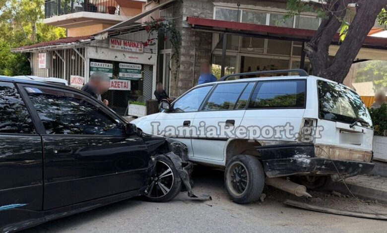 Τροχαίο-στη-Λαμία:-Αυτοκίνητο-«καρφώθηκε»-σε-παρκαρισμένο,-βίντεο-και-φωτογραφίες