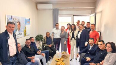 Λαοθάλασσα-στο-πολιτικό-γραφείο-του-Κώστα-Σκρέκα-στα-Τρίκαλα-για-την-ονομαστική-του-εορτή