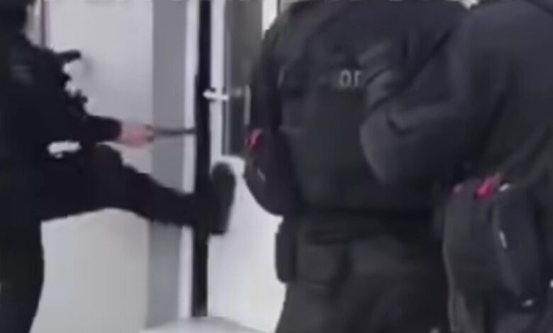 Κρήτη:-Καρέ-–-καρέ-η-επιχείρηση-της-ΕΛΑΣ,-βίντεο-από-τα-όπλα,-τα-ναρκωτικά-και-τα-χιλιάδες-ευρώ