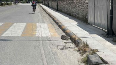 ΣΜΥ-Τρίκαλα:-Το-σπασμένο-κράσπεδο-και-το-«θαμμένο»-φρεάτιο-που-δεν-βλέπει-κανείς