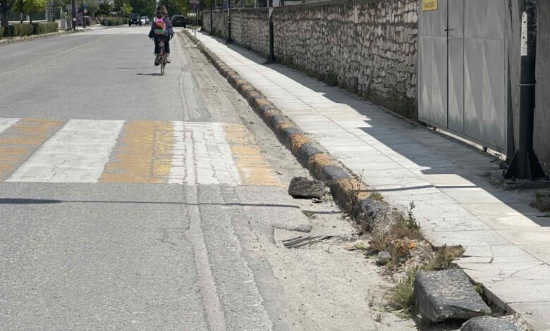 ΣΜΥ-Τρίκαλα:-Το-σπασμένο-κράσπεδο-και-το-«θαμμένο»-φρεάτιο-που-δεν-βλέπει-κανείς