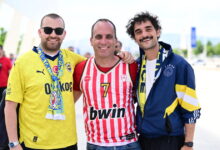 euroleague-final-four:-Φίλαθλοι-του-Ολυμπιακού-και-της-Φενερμπαχτσέ-αγκαλιά-έξω-από-το-t-center-πριν-τον-μεγάλο-ημιτελικό