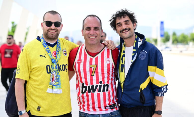 euroleague-final-four:-Φίλαθλοι-του-Ολυμπιακού-και-της-Φενερμπαχτσέ-αγκαλιά-έξω-από-το-t-center-πριν-τον-μεγάλο-ημιτελικό