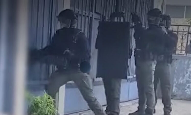 Απάτες-«μαμούθ»-με-λεία-άνω-των-2-εκ.-ευρώ,-παριστάνοντας-λογιστές-και-υπαλλήλους-του-ΔΕΔΔΗΕ-–-Βίντεο-με-την-έφοδο-της-ΕΛΑΣ