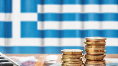 Κομισιόν:-Το-Ταμείο-Ανάκαμψης-ενισχύει-την-ανάπτυξη,-αλλά-«φουσκώνει»-το-εμπορικό-έλλειμμα