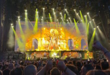 iron-maiden:-«Εκρηκτική»-συναυλία-στο-ΟΑΚΑ-με-πάνω-από-50.000-οπαδούς-τους-να-παραληρούν
