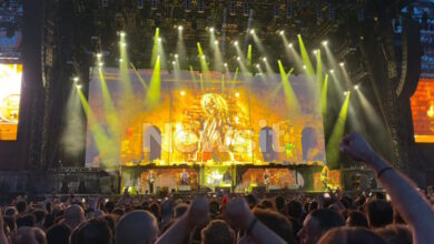 iron-maiden:-«Εκρηκτική»-συναυλία-στο-ΟΑΚΑ-με-πάνω-από-50.000-οπαδούς-τους-να-παραληρούν