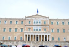 Καιρός-σήμερα:-Βροχές-σε-Αττική-και-Θεσσαλονίκη-–-Άνεμοι-στα-6-μποφόρ-στο-Αιγαίο