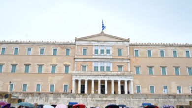 Καιρός-σήμερα:-Βροχές-σε-Αττική-και-Θεσσαλονίκη-–-Άνεμοι-στα-6-μποφόρ-στο-Αιγαίο