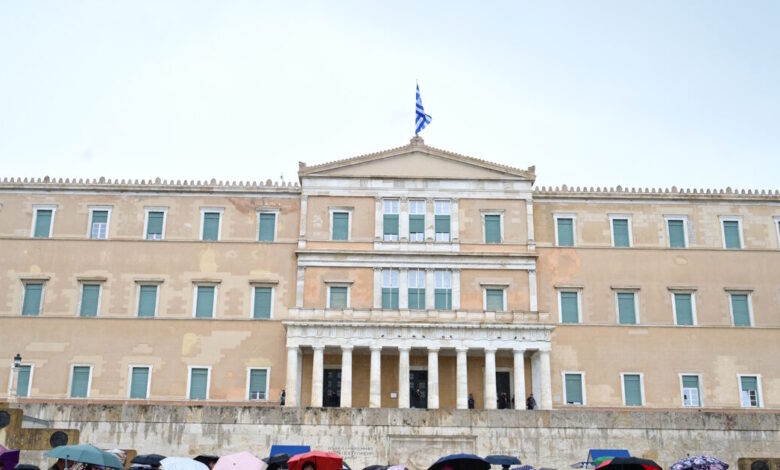 Καιρός-σήμερα:-Βροχές-σε-Αττική-και-Θεσσαλονίκη-–-Άνεμοι-στα-6-μποφόρ-στο-Αιγαίο