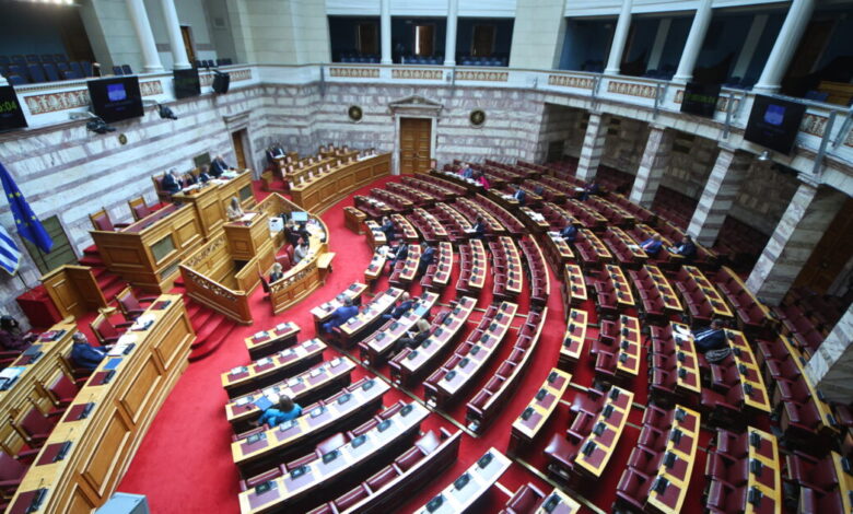 Στη-Βουλή-η-μάχη-για-τις-υποκλοπές:-Το-σχέδιο-της-ΝΔ-για-να-«μπλοκάρει»-την-Εξεταστική-που-προτείνει-το-ΠΑΣΟΚ