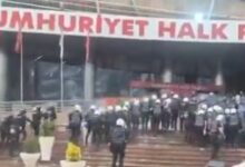 Τουρκία:-Η-αστυνομία-εισέβαλε-με-χημικά-στα-γραφεία-του-chp-–-Σκηνές-χάους-έξω-από-το-κτίριο
